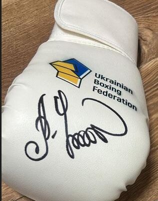 ЛОТ 78 Боксерська рукавичка з автографом Усіка